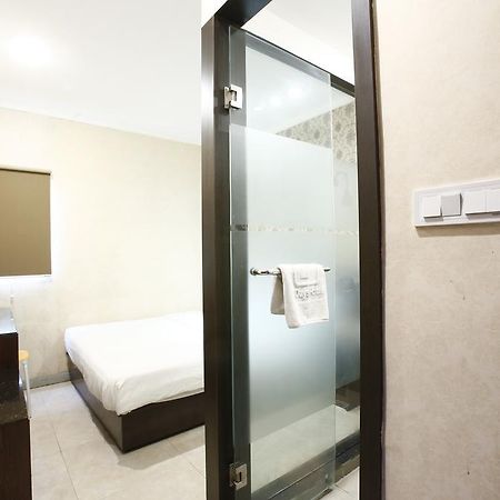 Reddoorz @ Gajah Mada Hotel จาการ์ตา ภายนอก รูปภาพ