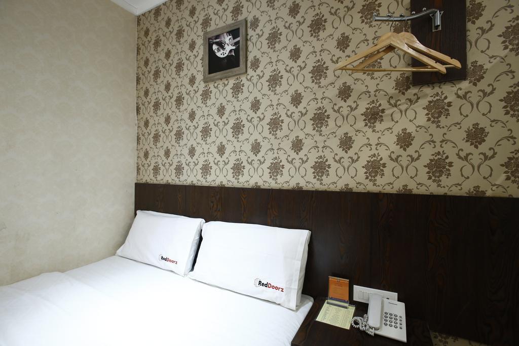 Reddoorz @ Gajah Mada Hotel จาการ์ตา ภายนอก รูปภาพ