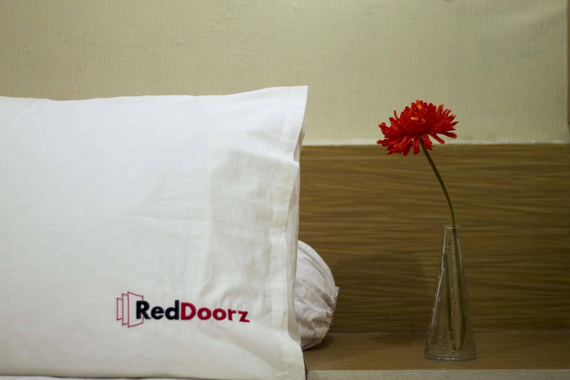 Reddoorz @ Gajah Mada Hotel จาการ์ตา ภายนอก รูปภาพ
