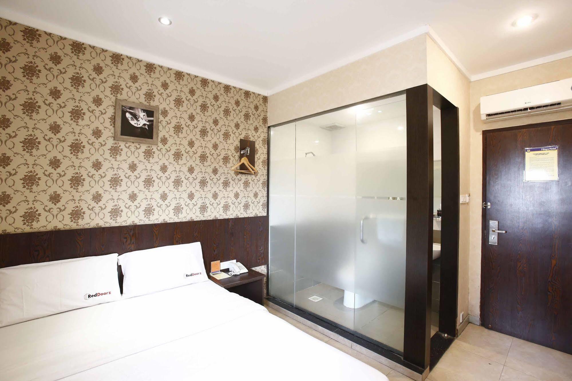 Reddoorz @ Gajah Mada Hotel จาการ์ตา ภายนอก รูปภาพ