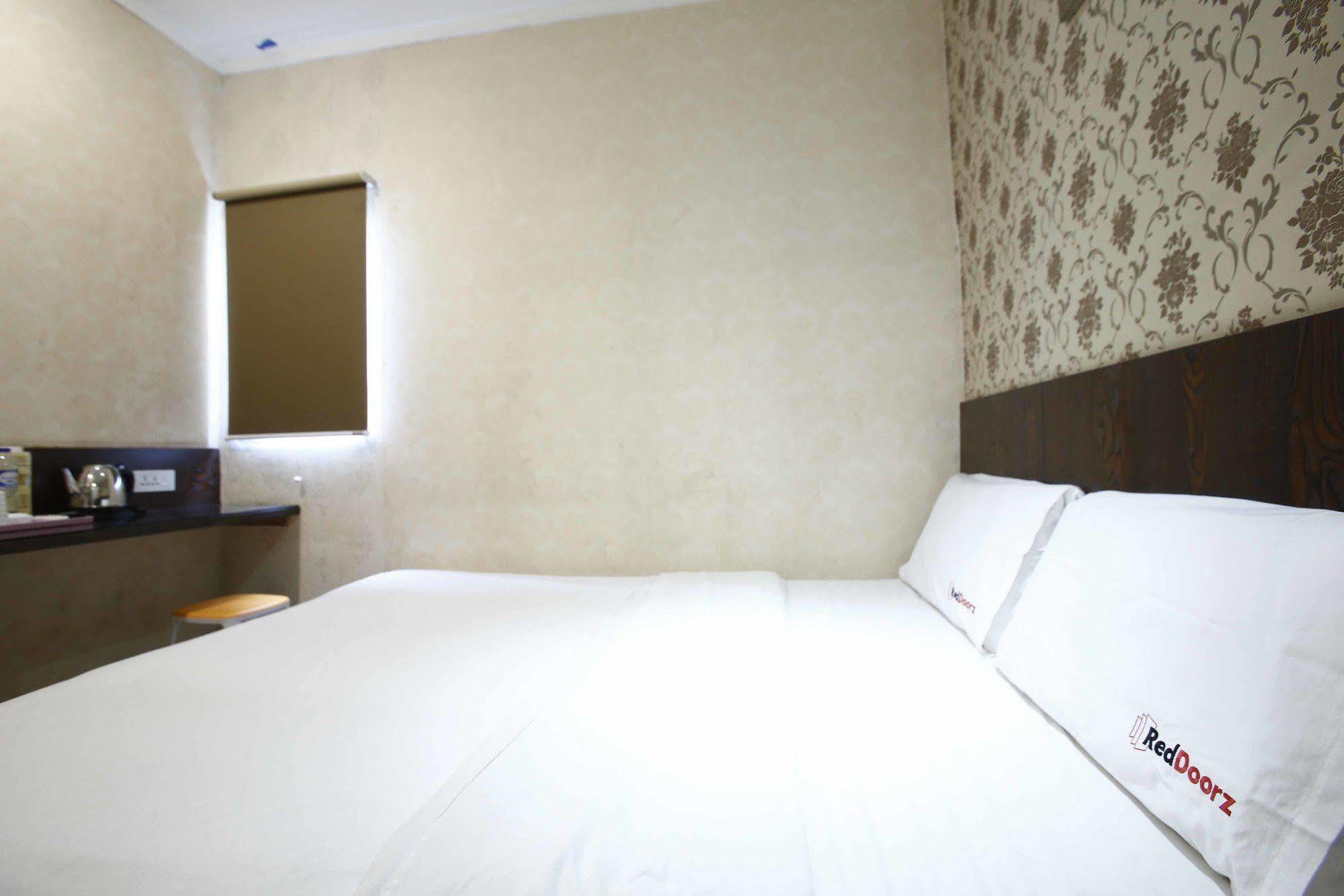 Reddoorz @ Gajah Mada Hotel จาการ์ตา ภายนอก รูปภาพ