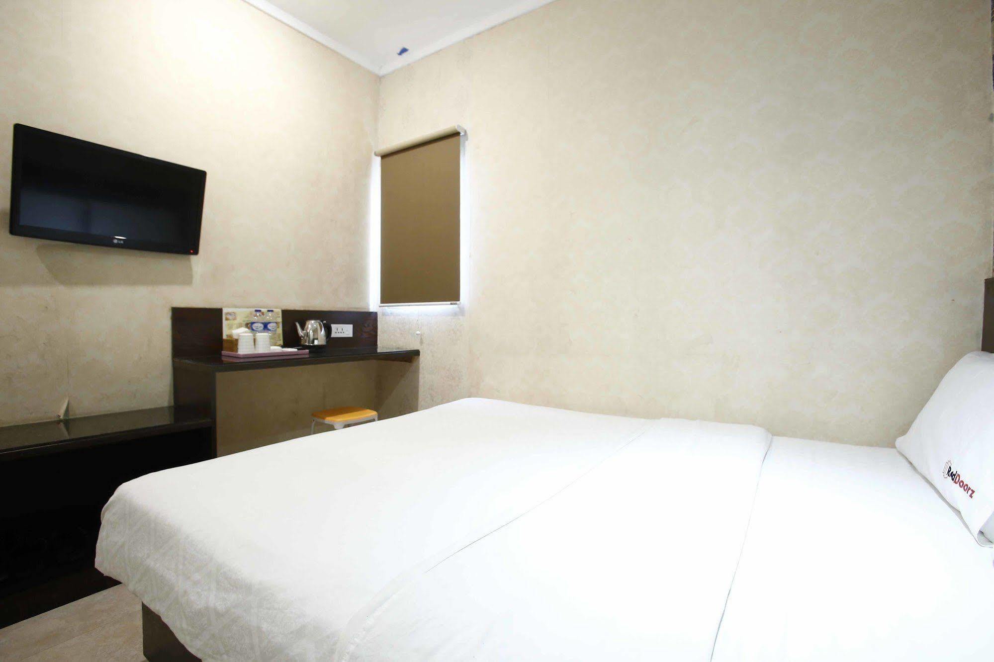 Reddoorz @ Gajah Mada Hotel จาการ์ตา ภายนอก รูปภาพ