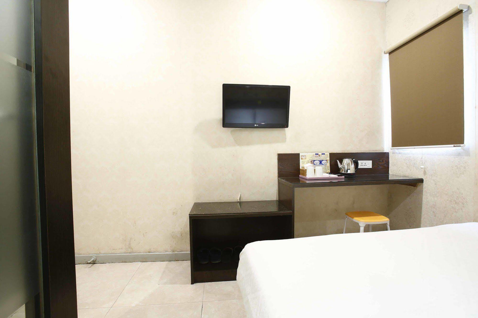 Reddoorz @ Gajah Mada Hotel จาการ์ตา ภายนอก รูปภาพ